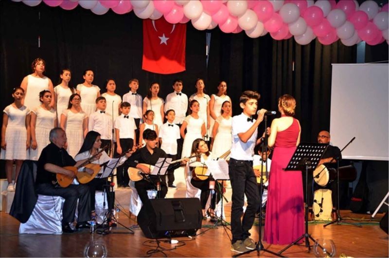 Ortaokul öğrencilerinden halk müziği konseri