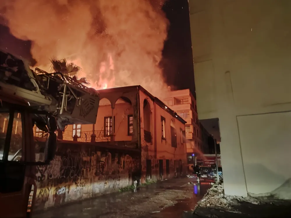 İskenderun’da Katoni binası yandı