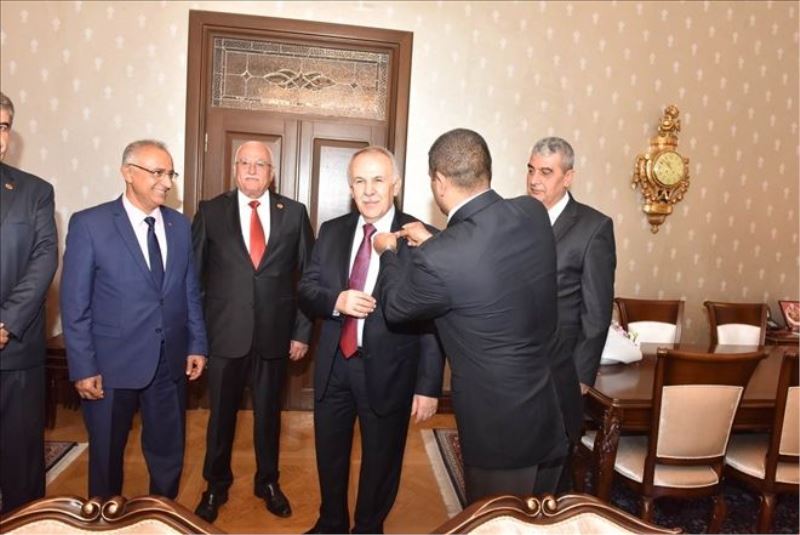 Vali Ata ´muhtar rozeti´ taktı