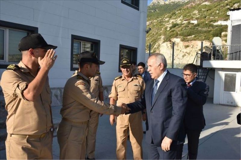 Saldırıya uğrayan karakolda vali incelemesi