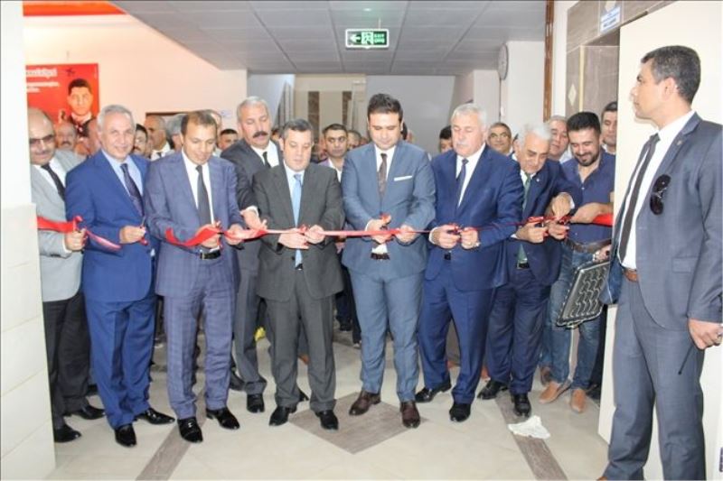 Mezun olduğu ilkokula salon yaptırdı