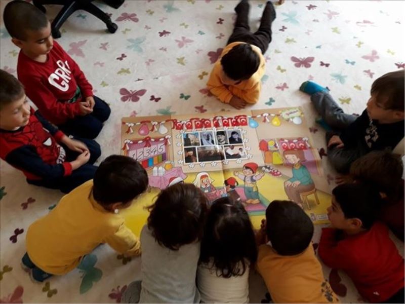 Atatürk çocuklara anlatılıyor