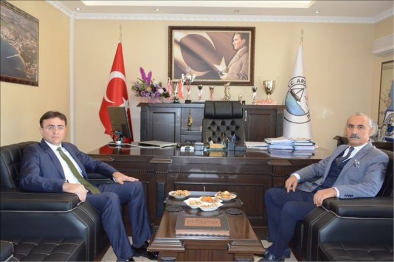 Vakıf yönetimini makamında ağırladı