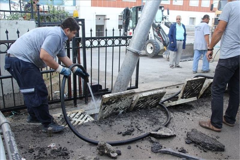 Adliye önünde ızgara temizliği