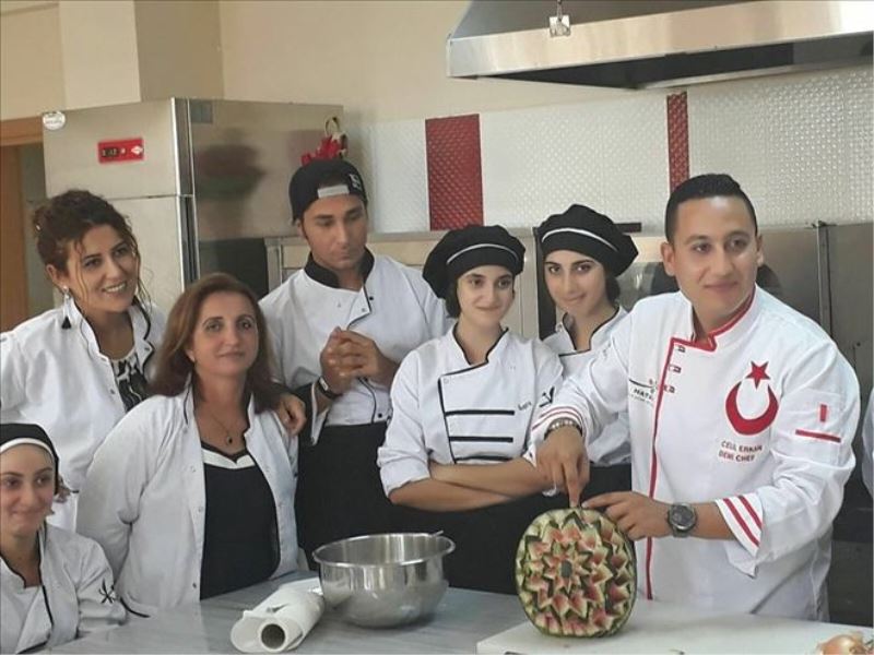 Madalyalı aşçı öğrencilerle yemek hazırladı