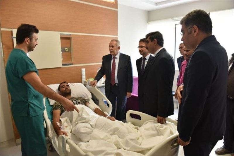 Yaralı polise geçmiş olsun ziyareti