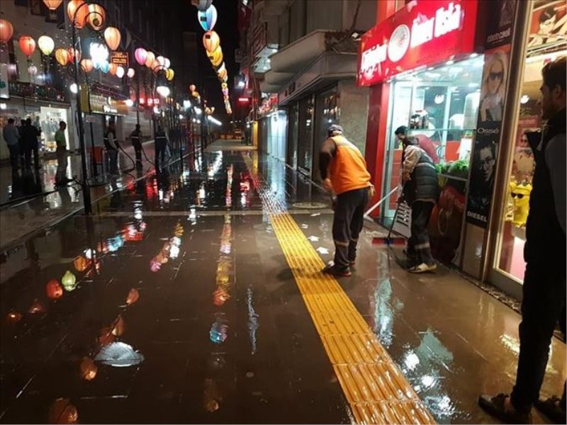 Belediye caddeleri yıkıyor