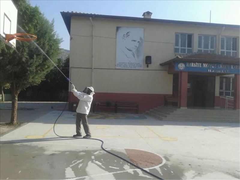 Defne´de okullar ilaçlanıyor