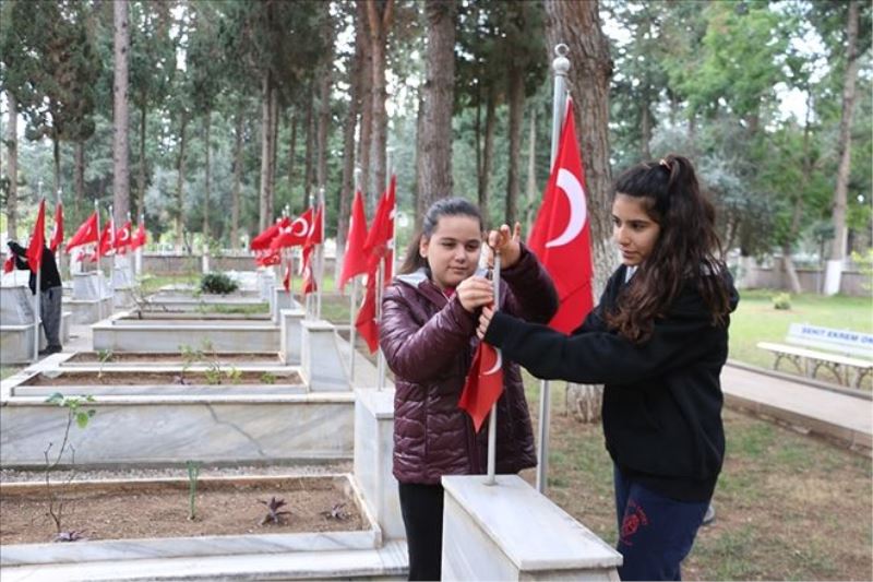Şehitlik´te bayraklar yenilendi