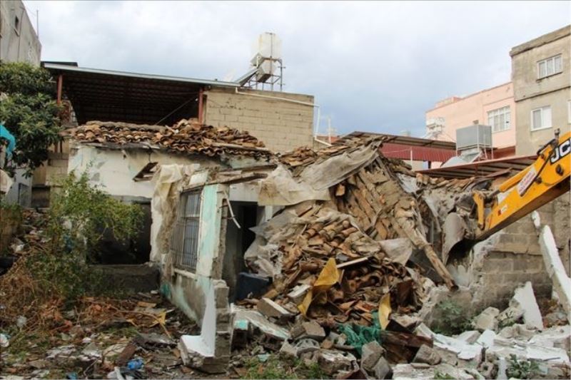 Terkedilen bina yıkıldı