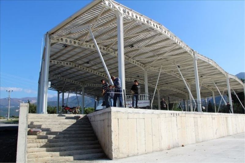 Semt pazarı çevresine demir korkuluk