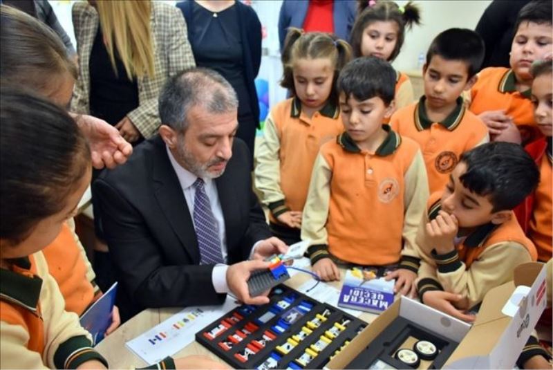 Çocuklarla birlikte deney yaptı