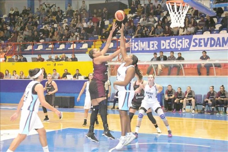 Kadın basketçiler, lider tamamladı
