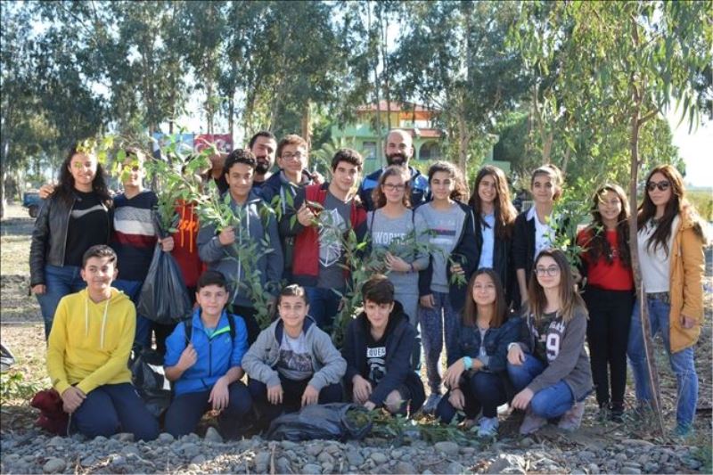 Her öğrencinin fidanı oldu