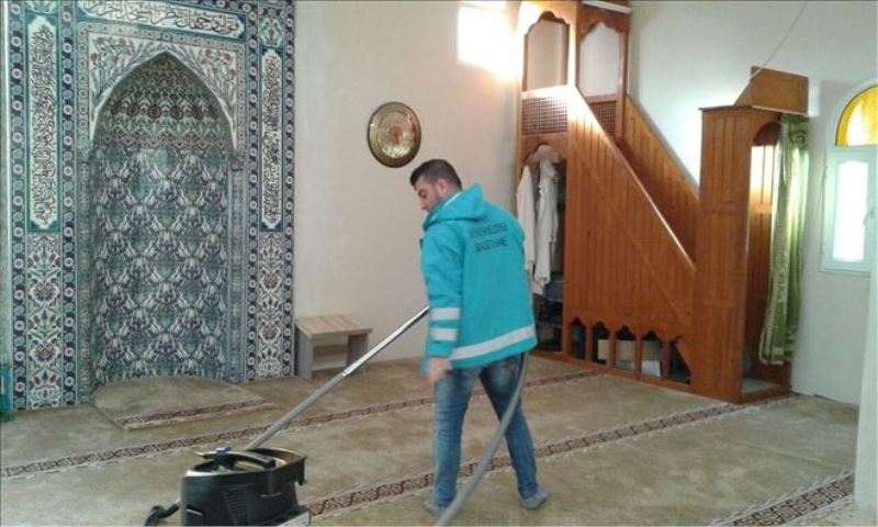 İbadethanelerde temizlik sürüyor