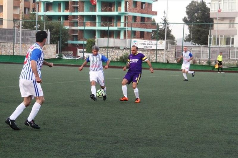 Turnuva, çekişmeli maçlarla sürüyor