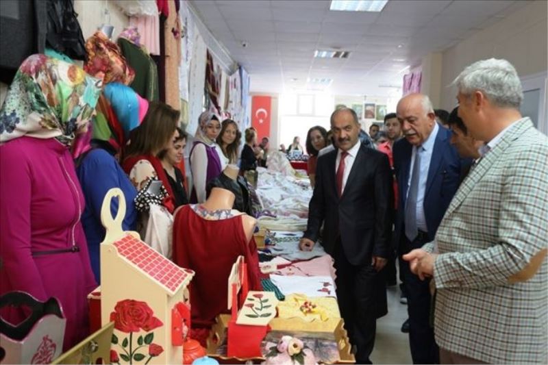 HEM kursiyerlerinin sergisi
