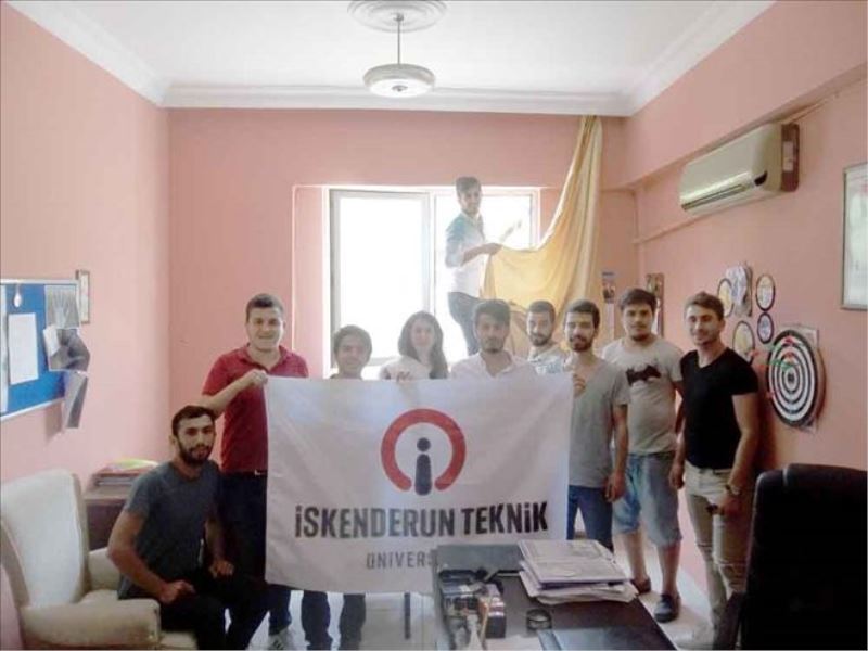 Üniversiteliler, ilkokulun perdelerini temizletti