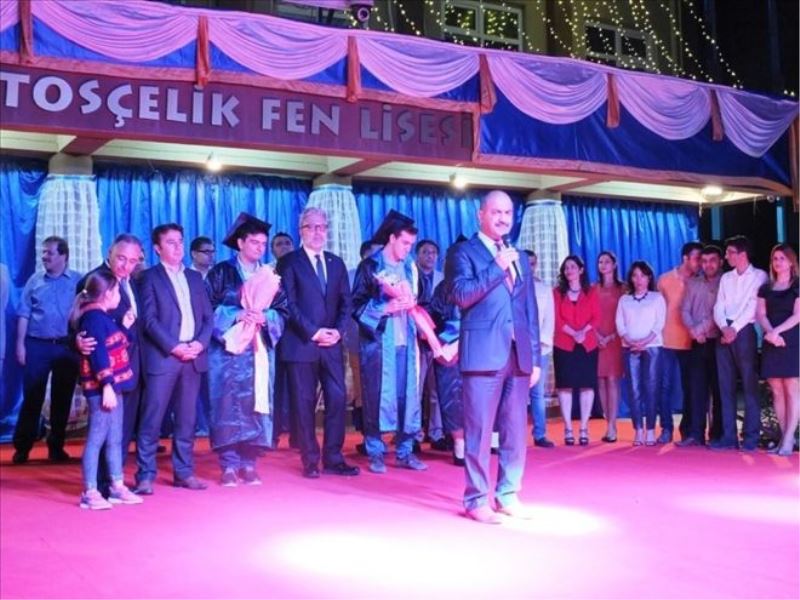 Okul bahçesinde mezuniyet töreni