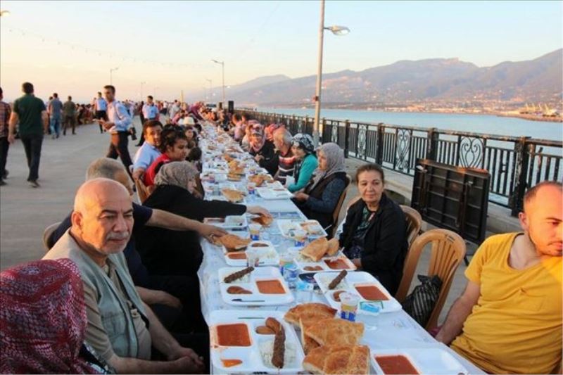 İskelede iftar sürüyor