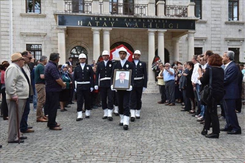 Emekli vali törenle uğurlandı