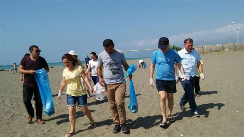 CHP´li gençler, plajı temizledi