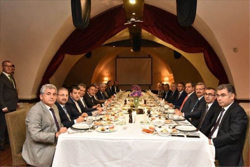 Ata, siyasileri iftarda buluşturdu