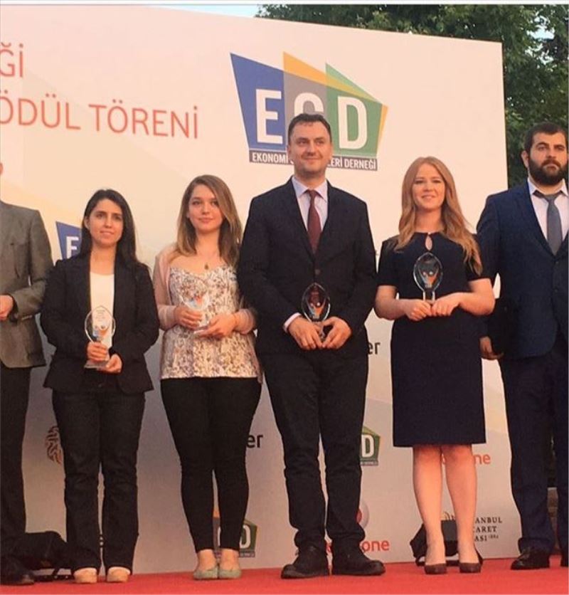 Bodur ödülünü aldı