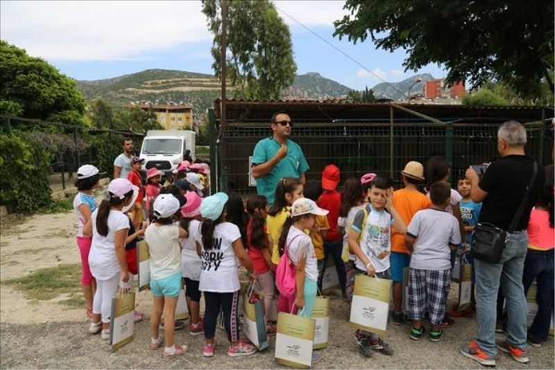 Minikler barınağı inceledi