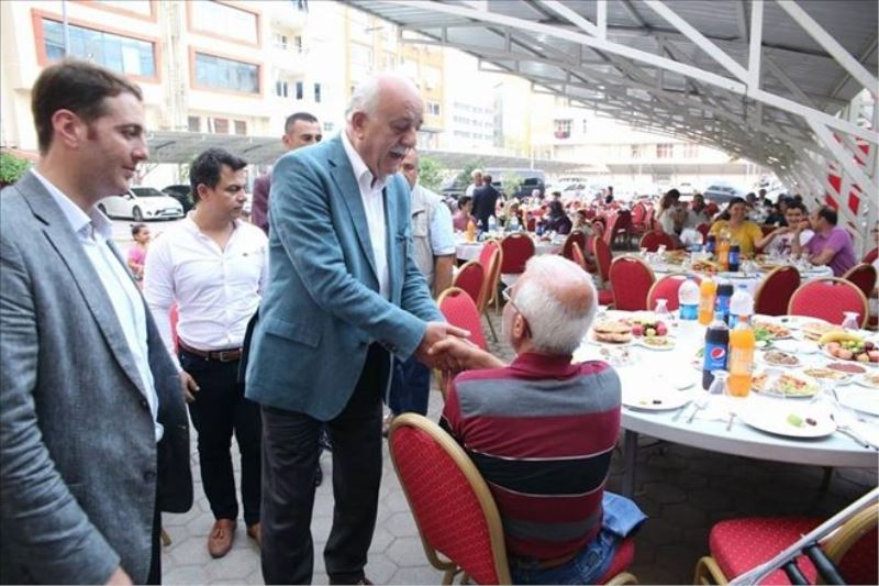 Gazi ve şehit aileleriyle buluştu