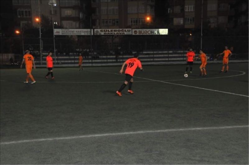 Turnuva karşılaşmalarla sürüyor
