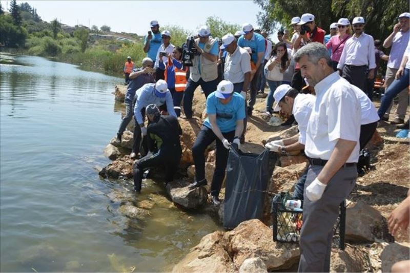 Gölden 30 poşet atık çıkarıldı  