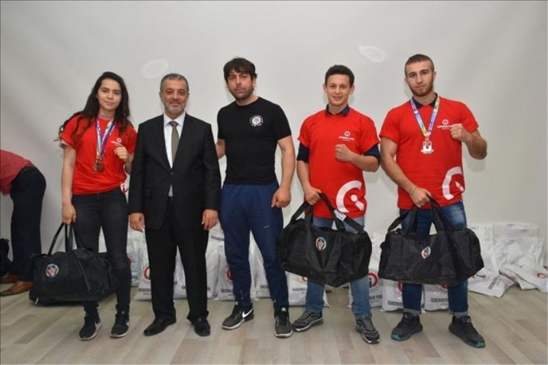 Sporcu öğrencilere üniversiteden hediye