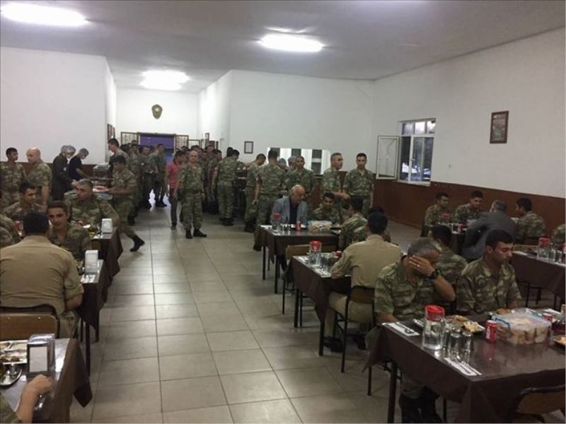 İftarı askerlerle açtılar