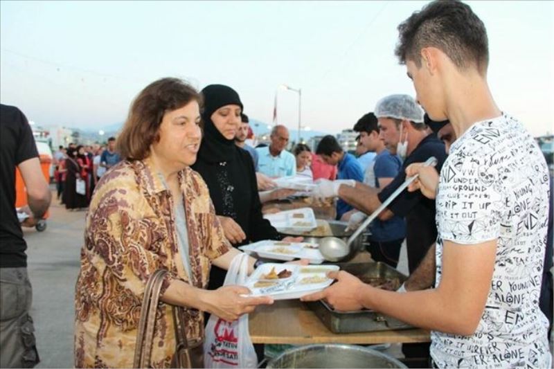 İskelede her gün iftar sürüyor
