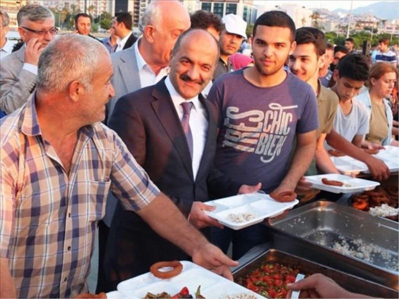Kaymakam, iskeledeki iftara katıldı