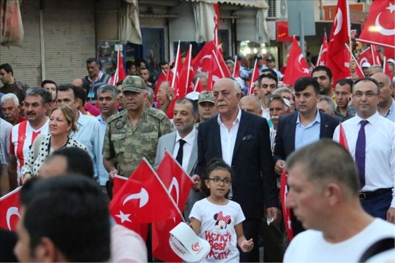 Yürüyüş demokrasi şölenine dönüştü
