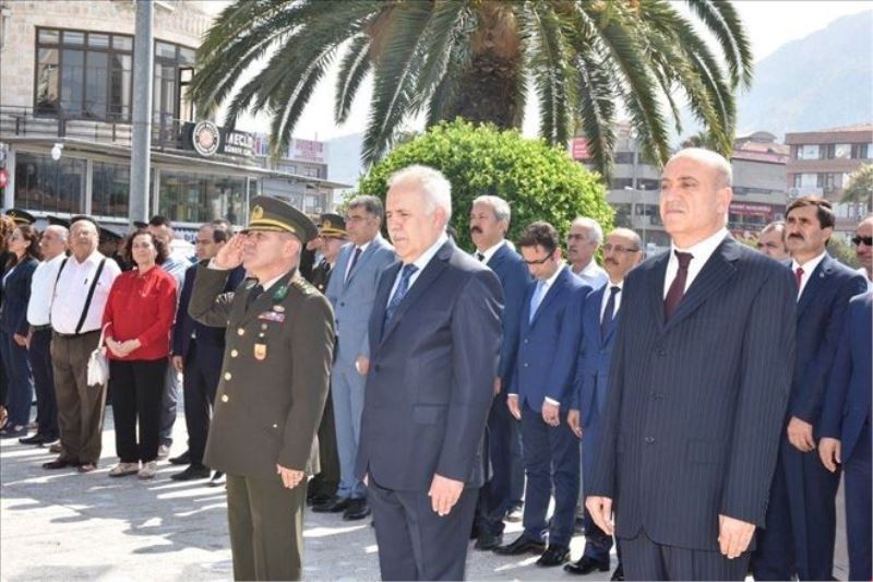 Vali Ata: 78 yılın gururunu yaşıyoruz  