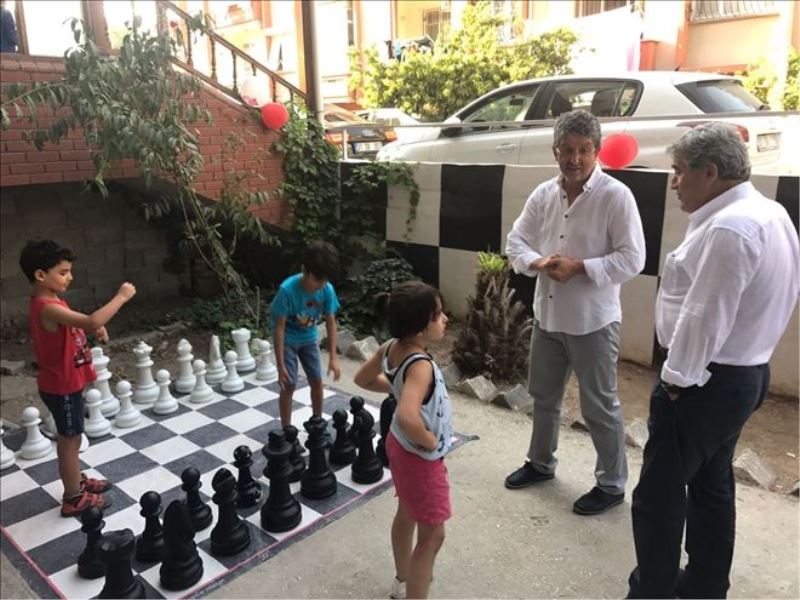 Şampiyon sporcunun ödülünü verdi