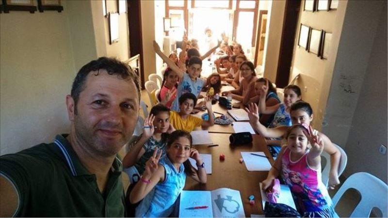 Çocuklar karikatür sınıfında  