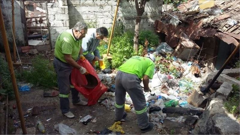 Bir ‘metruk ev´ daha yıkıldı