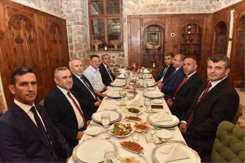 Albay Kayı´ya veda yemeği