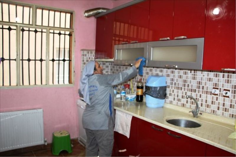 Ayda 25 aileye ulaşıyorlar