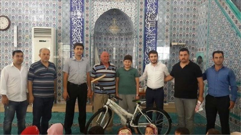 Kurs birincisine bisiklet armağanı
