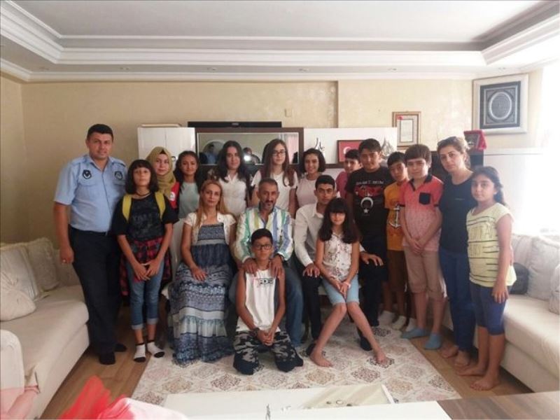 Gençlerin ‘saygı nöbeti´ sürüyor