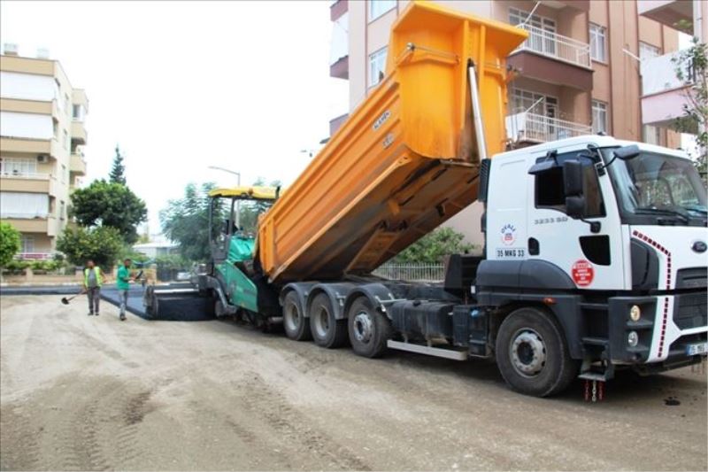 Cadde asfaltlaması sürüyor