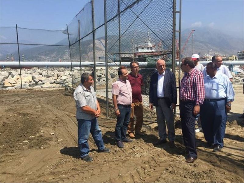 Sahanın kum zemini düzenleniyor