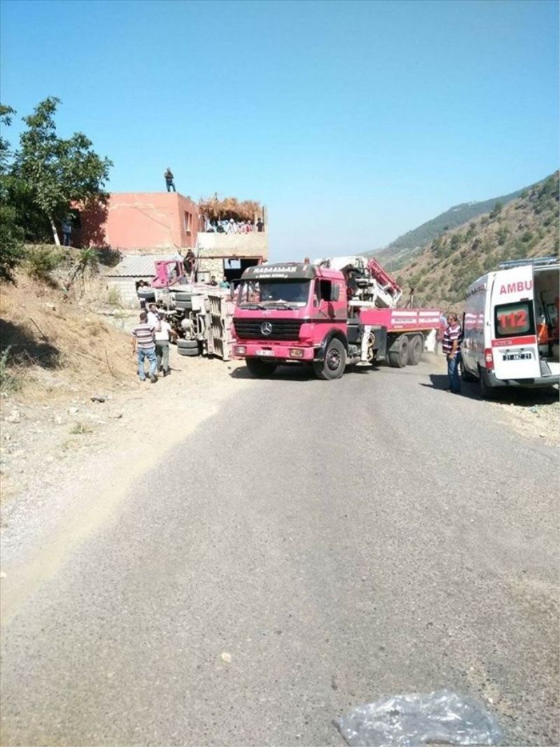 Kamyonet devrildi: 1 ölü, 1 yaralı