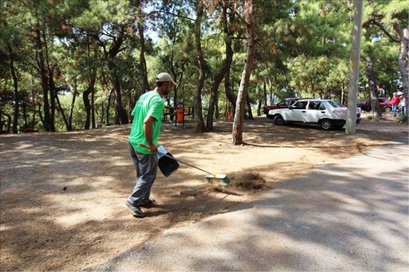 Parklarda temizlik sürüyor  