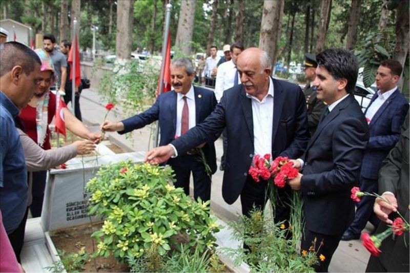 Şehit mezarlarına karanfil  